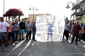 Protesta de vecinos y feriantes (Foto y Antonio Alí)